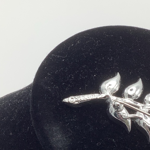 Sarah Coventry Rhinestone Leaf Shaped Brooch - Picture 5 of 5